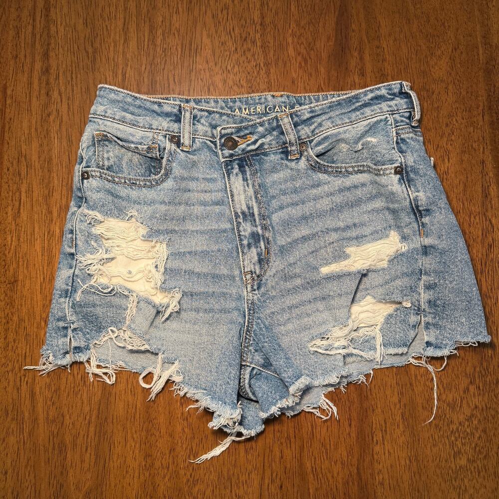American Eagle Mom Shorts Womens 10 Light Wash Distressed Denim High Rise